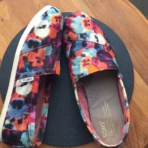 Women’s Toms sz 7 floral print shoe